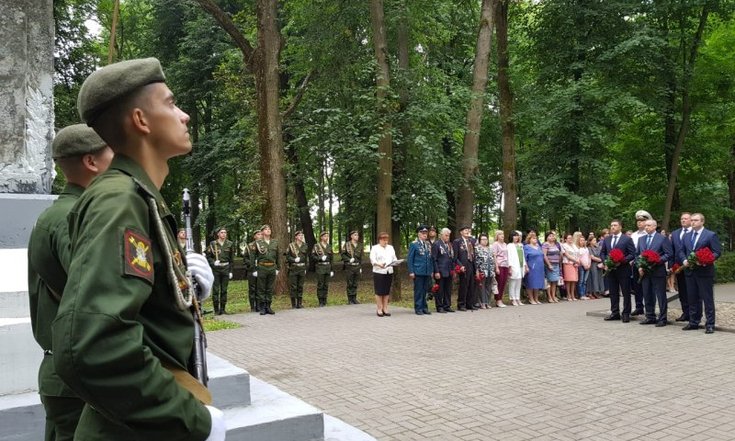 Возложение цветов в Острове