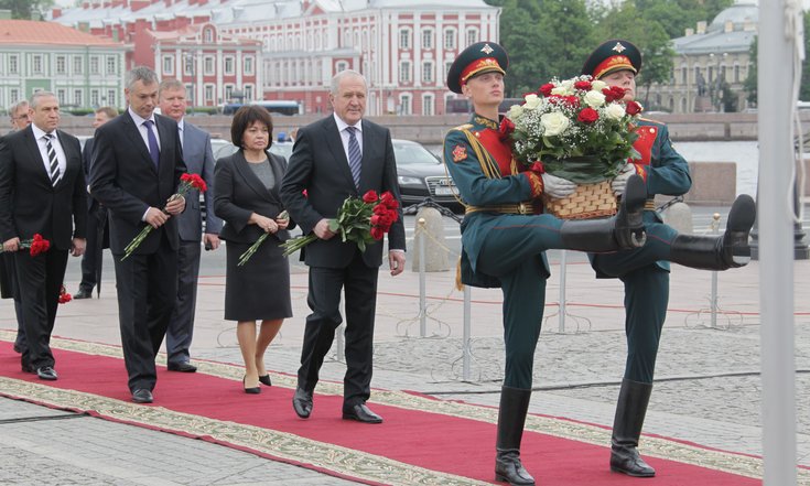 Возложение цветов к Медному всаднику