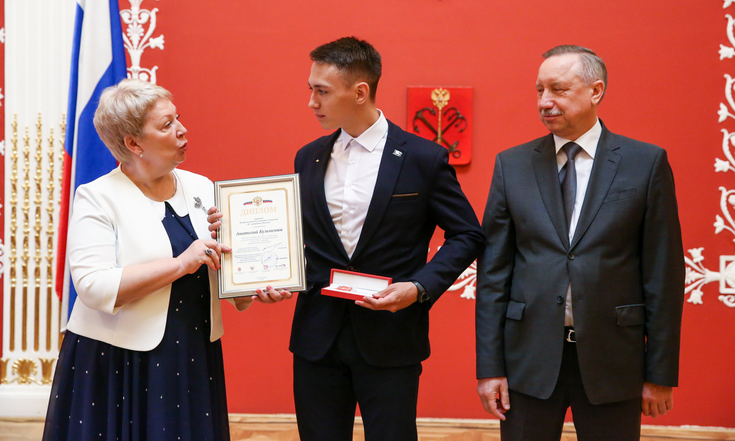 Награждение победителей  конкурса сочинений "Я - гражданин России!"