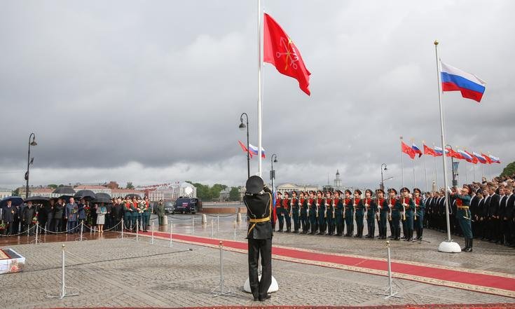 Возложение цветов к Медному всаднику