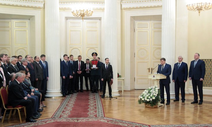 В.Булавину вручили почетный знак