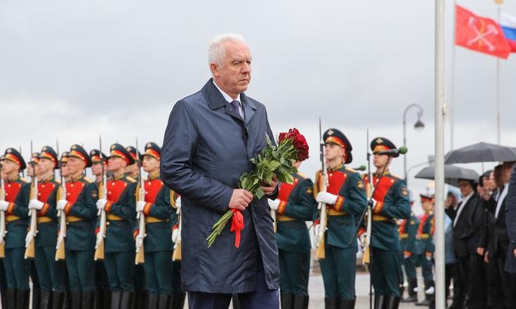 Возложение цветов к Медному всаднику