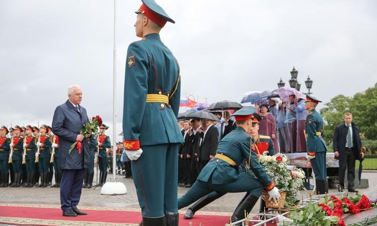 Возложение цветов к Медному всаднику