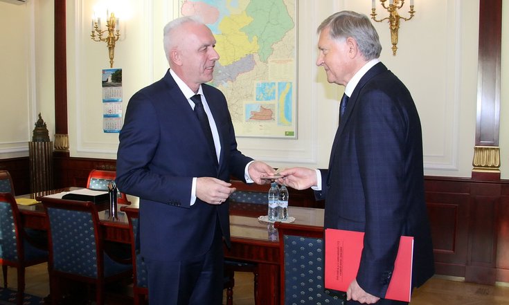 Вручение удостоверений мужчина