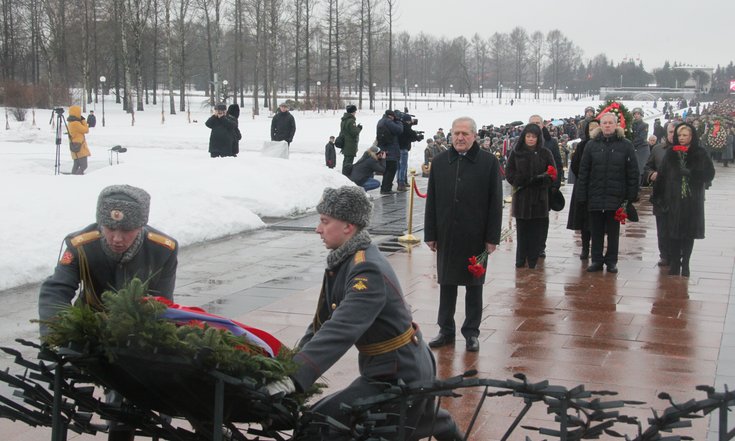 На Пискаревском мемориальном кладбище почтили память жертв блокады Ленинграда