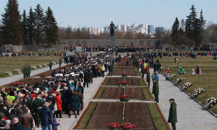Торжественно-траурная церемония на Пискаревском мемориальном кладбище