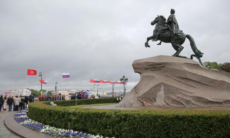 Возложение цветов к Медному всаднику