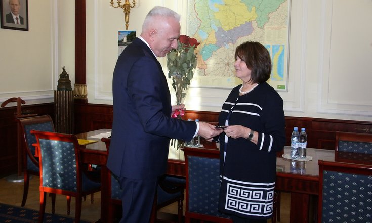 Вручение удостоверений женщина