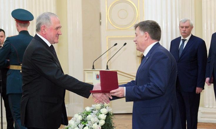 В.Булавину вручили почетный знак