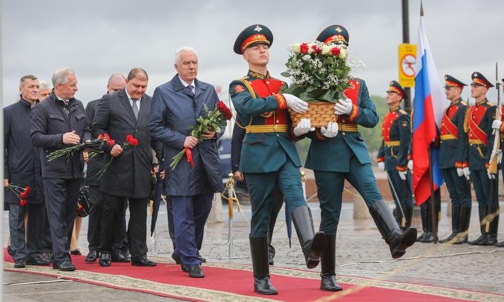 Возложение цветов к Медному всаднику